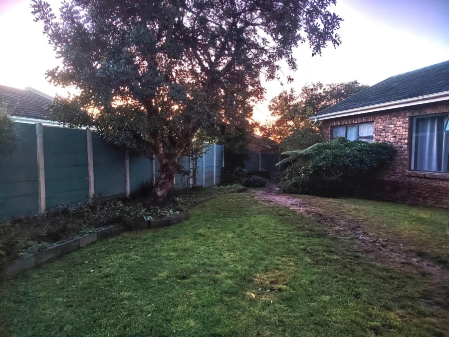 To Let 4 Bedroom Property for Rent in Loerie Park Western Cape